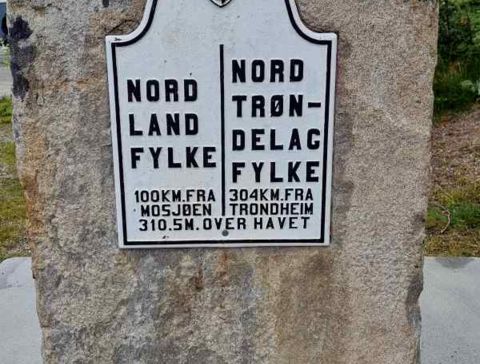© 2023 Rutentreter.de | Der Grenzstein zwischen Nordland Fylke und Nord Trondelac Fylke